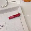 Pinza para el pelo estilo coreano de acetato color burdeos con diseño hueco y pequeña etiqueta dorada, Pinza de resorte retro linda, Pinza de pico de pato, Accesorio para el pelo tipo Bb Clip