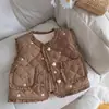 Nuevos estilos de otoño e invierno: Chalecos de algodón bordados con estampado de corazones para niñas, chalecos para bebé de forro polar y engrosados, tops dulces y elegantes para niños con ribete de encaje