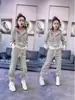 Conjunto de moda para mujer a rayas blancas y negras, sudadera con capucha y cremallera, pantalones largos casuales, conjunto deportivo de dos piezas elegante y versátil