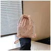 Bolso Cubo de Moda Estilo Coreano con Cordón y Remaches Tela de Nylon Nuevo para Mujer Versátil Ligero Bolso Cruzado para Teléfono