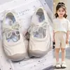 Sapatos de Malha de Verão para Meninas Novos 2026 Sandálias Fechadas para Crianças Sapatos de Malha Respiráveis Vazados para Bebês Sapatos Doces para Estudantes