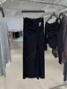 [Destacado] Yuran 26 Nueva Colección de Principios de Otoño: Conjunto de punto con hombro asimétrico y manga larga, mezcla de acetato, con falda midi de abertura lateral