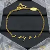 Pulsera Nueva de Diseñador Estilo Europeo y Americano Transfronteriza con Logo y Múltiples Flores en Forma de V para Mujer, Acabado de Alta Gama, Fotos Reales, Mayoreo