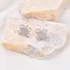 Brincos de Trevo de Quatro Folhas da Sorte Estilo Francês de Luxo Leve com Pedras de Diamante e Design de Pétalas Vazadas, Brincos Elegantes e Graciosos para Mulheres
