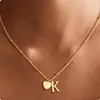 Moda Europeia e Americana Colar Simples de 26 Letras em Forma de Coração Pingente Criativo Versátil de Coração de Pêssego Corrente Curta para Clavícula Presente para Mulheres