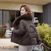 Chaqueta Corta de Algodón con Relleno y Cuello Grande de Piel 2026 Nuevo Estilo de Invierno para Mujeres Petites Moderna Versátil Cálida Abrigo de Algodón Engrosado
