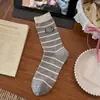 2026 Calcetines Nuevos para Mujer Otoño/Invierno Tonos Grises Gatito Lindo Bordado Tela de Rayas Etiqueta Tonos Gris Azul Calcetines de Media Pantorrilla con Volantes