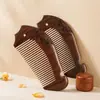 Peine tallado de sándalo negro y dorado, peine para masajear meridianos, un conveniente juego de regalo de peine portátil para el cuidado del cabello para mujeres