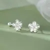 Brincos de flor de gardênia minimalistas de moda em cobre branco 2024 novo estilo popular brincos de luxo leve nicho brincos de alta qualidade para mulheres