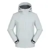 Ropa exterior funcional para otoño e invierno, impresa con el logo exterior de una pareja, chaqueta softshell gruesa con capucha, que ofrece tres capas de protección