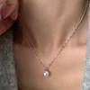Collar con colgante de perlas de diseño de nicho para mujer, ligero, de lujo, elegante, simple, elegante, con temperamento que combina con todo, cadena de clavícula para mujer