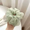 Goma de pelo scrunchie verde menta perlado fresca de verano para un look de viaje perezoso y diario, añade volumen al cabello, estilo de moño suave