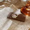 Anel Aberto Ajustável de Camada Dupla com Flor em Gotejamento de Óleo Off-White Perolado para Mulheres, Anel de Dedo Indicador de Luxo Leve de Nicho