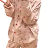 Dulce y femenino conjunto de pijama con estampado de fresas para mujer, con mangas largas y pantalones largos, perfecto para usar en otoño, ofreciendo un corte holgado y cómodo, y también se puede usar como ropa de estar en casa.