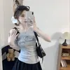 Camiseta feminina curta estilo coreano chique com poá e strass, ombro a ombro, manga curta, para o verão, com amarração em laço, modelagem justa, manga curta