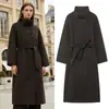 Comercio Exterior Venta al por Mayor Transfronteriza de Ropa de Mujer Estilo Europeo y Americano, Nuevo Abrigo de Invierno a la Moda con Cuello Alto y Cinturón