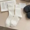 Acessórios brancos, meias de cano médio com padrão de pérolas, meias femininas simples e versáteis de tricô torcido, estilo suave e jovial, meias longas de algodão com barra franzida
