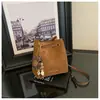 Bolso de mano tejido de gamuza para mujer Otoño/Invierno, Bolso tipo cubo 2025 Nuevo, Bolso de hombro cruzado casual para el trabajo