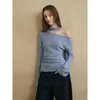 Sometime's presenta un diseño de estilo relajado y fluido con detalles de hombros descubiertos y plisados a mano, una camiseta de punto para otoño/invierno