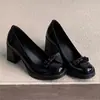 Mocassins com salto grosso e laço de verniz para mulheres, novo modelo 2026, sapatos pretos de verniz, confortáveis para o trajeto, sapatos de salto alto