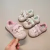 Sapatos Femininos 2026 Primavera e Verão Novo Estilo Sapatos Esportivos Respiráveis de Malha para Meninas Tênis Baixos Antiderrapantes com Solado Macio para Crianças
