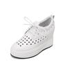 Sapatos Perfurados Prateados Europeus Mais Vendidos Moda 2026 Novo Modelo Estilo College Bico Redondo Sola Grossa Salto Escondido Cadarço Sapatos Femininos