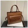 Bolso de Mano de Alta Gama Transfronterizo para Mujer 2026 Nuevo Estilo Bolso para Mamá Texturizado Bolso Cruzado de Moda y Elegante Bolso de Hombro Grande