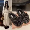 Coleção de inverno 2026: Chinelos peludos simples e versáteis para mulheres, projetados para uso externo, com forro de fleece adicional para aquecimento e design slip-on de sola plana