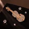 Broche de Violino Moderno e Personalizado para Mulheres, Broche de Strass Versátil, Corsage Elegante com Esmalte, Atacado Quente na Amazon
