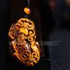 Pingente Pixiu de Pedra Olho de Tigre Amarelo Natural Atacado, Ornamento Pendente Pixiu com Três Moedas de Pedra Olho de Tigre Pedra de Meteoro, Pingente de Jade