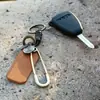 Llavero de Cuerda de Cuero Trenzada a Mano Sencillo para Hombres y Mujeres, Cadena de Llavero para Pareja, Colgante Creativo de Cuero con Pin