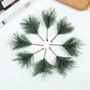Amazon para decoración de guirnalda de árbol de Navidad de festival DIY hecho a mano de plástico de aguja de pino, accesorios de flor de planta verde de simulación