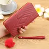 Carteira Nova Daifa Transfronteiriça Feminina Longa com Zíper Bola de Pelo Clutch Cor Sólida Padrão Diamante Carteira Moda Bolsa para Celular