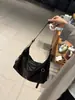 Fabricante de bolsos de cuero genuino para mujer en Guangzhou, bolso de axila para el día a día de piel de vaca de primera capa, admite personalización OEM, bolsos de mujer en stock para venta al por mayor