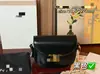 A fábrica é especializada na produção e processamento de alças para bolsas de couro sintético, cintos para bagagem, alças de couro para ombro, alças transversais femininas e alças ajustáveis.