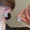 Pendientes con forma de placa de incienso para mosquitos, con clip para la oreja, con microincrustaciones de circonio y rosa, con perla, diseño de nicho para mujer, ligeros, lujosos y de alta calidad.