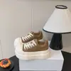 Tênis femininos de outono, tamanho pequeno, casuais, versáteis, com sola grossa, confortáveis, estilo novo, que aumentam a altura, sapatos plataforma 2026