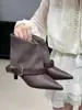 Botas de tornozelo elegantes com bico fino, patchwork, salto grosso para mulheres, coleção outono/inverno 2025, estilo europeu e americano, design de nicho com detalhes de fivela, botas nude de salto alto