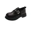 Sapatos de plataforma em couro com bico redondo, estilo britânico e coreano, novos mocassins de sola grossa 2026 com fivela de metal para mulheres, verão com fecho de velcro