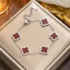 Pulseira Feminina de Aço Titânio Dourado Trevo de Quatro Folhas com Madrepérola que Não Desbota Estilo Europeu e Americano Moda Simples Luxo Leve Trevo de Quatro Folhas Estilo Mori