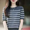 Outono 2026 Nova Camiseta de Malha com Gola Redonda e Manga Curta em Mistura de Algodão e Lã com Listras Coloridas Camada de Base