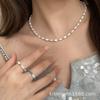 Chen Mo Diseño de Nicho de Personalidad Perla de Mariposa Blanca Natural Anillo Elástico con Perlas de Pino Verde Sintético Anillo Europeo y Americano para Mujer