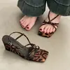 Sandalias de Tacón Grueso Casual Versátiles de Moda Tacones Altos Verano 2025 Nuevo Estilo Resort Estampado de Leopardo Moda Cómodas