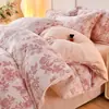 Set de cuatro piezas de terciopelo de leche bordado tridimensional engrosado para otoño e invierno, con un diseño fresco y elegante, cálido terciopelo de copo de nieve y un juego de tres piezas de terciopelo para bebé