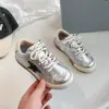Tênis casuais infantis 2026 com estampa de estrelas, sola macia, antiderrapante, com lantejoulas, moderno, fashion, respirável, calçados esportivos para meninos e meninas
