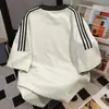 Camiseta de Manga Corta con Cuello Redondo y Tres Rayas Estilo Japonés con Estampado de Dibujos Animados para Hombres y Mujeres, Verano Holgada Moderna Pareja Top Ins