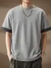 Camiseta de manga curta de alta qualidade, minimalista e versátil para homens, apresentando um novo design de verão com um padrão patchwork xadrez, corte solto, gola redonda e tecido de peso pesado, tornando-a uma peça da moda
