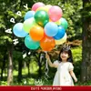 Cenário de decoração para a volta às aulas do jardim de infância e ensino fundamental com macarons coloridos, balões de dopamina e decorações de ambiente de sala de aula