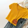 Foto Real de una Camiseta Lisa de Manga Corta con Cuello en V Estilo Coreano para Mujer, Verano Versión Coreana Ajustada Camiseta Básica Adelgazante Top Corto