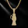 Colgante de guadaña de la Parca con diamantes completos estilo hip-hop europeo y americano, cobre incrustado con circón, accesorio de collar para hombre de oro de 18 quilates